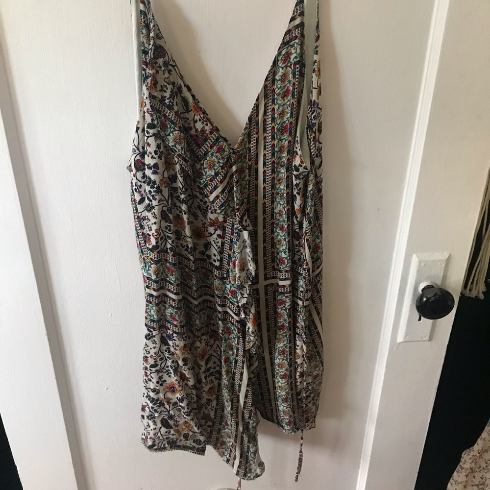 AMAZING floral romper!!🌻